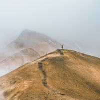 Wanderung entlang eines Pfades in den Nebel hinein